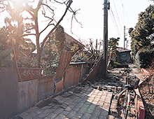 阪神・淡路大震災により倒壊した木造住宅の写真