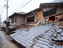 阪神・淡路大震災により倒壊した木造住宅の写真